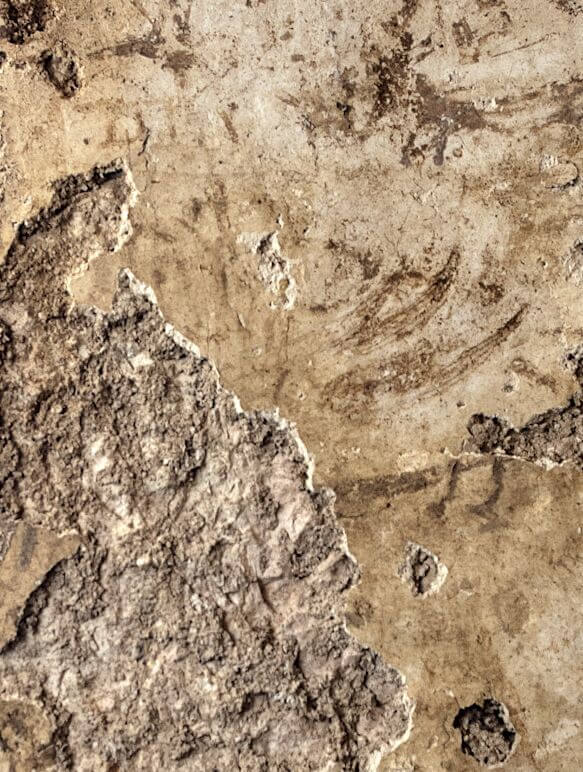 جزء من نقش غامض أو ربما كتابات على الجدران تم اكتشافها في ميكفاه عمرها ألفي عام في القدس. تصوير: شاي هاليفي، بإذن من سلطة الآثار