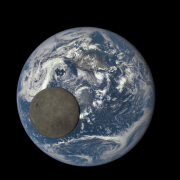 הצד המרוחק של הירח חופף את כדור הארץ. התמונה מראה את הצד המרוחק של הירח, מואר על ידי השמש, כאשר הוא חוצה בין החללית DSCOVR ובין כדור הארץ ובין שניהם לבין השמש. צילום: NASA/NOAA