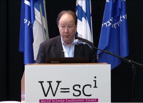 פרופ' סידני אלטמן מאוניברסיטת ייל. חתן פרס נובל לכימיה בשנת 1989 יחד עם תומאס צ'ק בעד חקר התכונות הקטליטיות של ה-RNA" RNA הקטליטי". צילום מסך מתוך הוידאו של כנס WSCI 2015 שהתקיים בירושלים, באוגוסט 2015