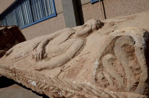 The figure of the man sculpted on the coffin lid, apparently in the form of the person buried in the coffin uncovered in Ashkelon, September 2015. Photo: Yuli Schwartz Israel Antiquities Authority