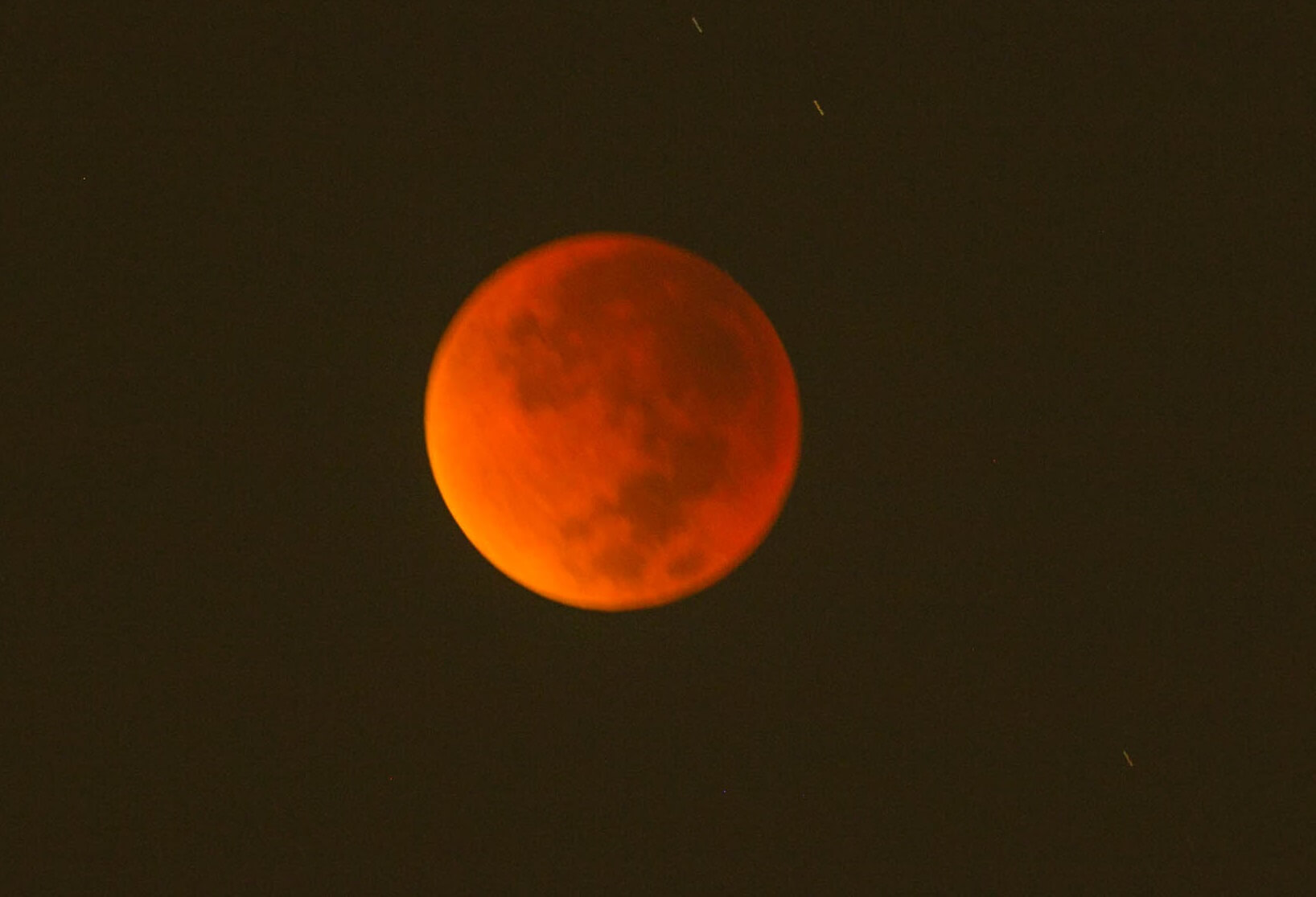 ירח דם בעת ליקוי הירח 28/10/15 כפי שנראה מאיזור המרכז בישראל. צילום: יוסי עוז.