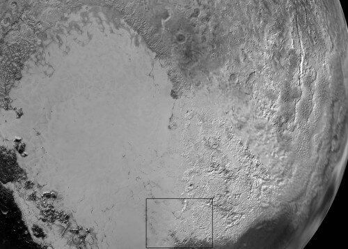 "הלב" של פלוטו: או בשמו הרשמי מישור הוא האזור החלק, המואר מצד שמאל. תמונה זו מורכבת מכמה תמונות של פלוטו שצילמה החללית ניו הוריזונס. הגבעות המבריקות בצד ימין מורכבות ככל הנראה מקרח חנקן שהגיע לשם באמצעות הרוח מפני השטח של מישור ספוטניק ונתקע על הגרמות הגבוהות הללו.. התיבה מראה את המיקום של הקרחון. צילום: NASA / JHUAPL / SwRI 