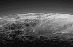 מימין, מזרחית לספוטניק נחתך המישור על ידי מה שנראה כקרחונים, אור השמש המאיר את האיזור מאחור מדגיש למעלה מתריסר שכבות של אובך באטמוספירה הדלילה אך המנופחת. התמונה צולמה ממרחק של כ-18 אלף קילומטרים ורוחב האיזור המצולם 1,250 קילומטרים. Credits: NASA/JHUAPL/SwRI