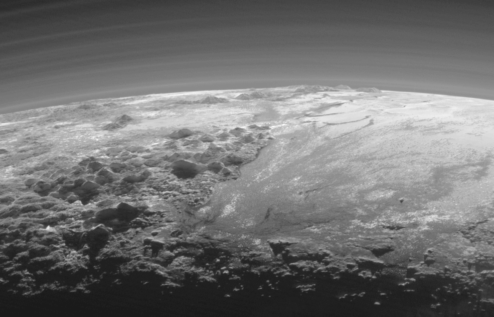 מימין, מזרחית לספוטניק נחתך המישור על ידי מה שנראה כקרחונים, אור השמש המאיר את האיזור מאחור מדגיש למעלה מתריסר שכבות של אובך באטמוספירה הדלילה אך המנופחת. התמונה צולמה ממרחק של כ-18 אלף קילומטרים ורוחב האיזור המצולם 1,250 קילומטרים. Credits: NASA/JHUAPL/SwRI