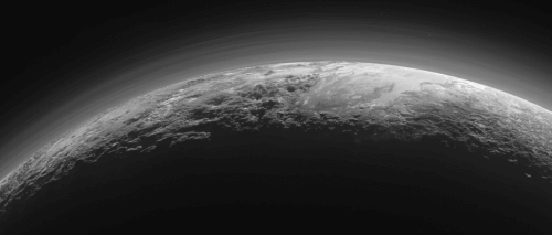 פלוטו בצילום שנעשה כ-15 דקות בלבד לאחר הנקודה הקרובה ביותר של ניו הוריזונס לפלוטו ב-14 ביולי 2015. צילום: NASA / JHUAPL / SwRI