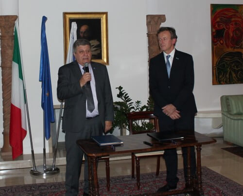 : מימין: נשיא סוכנות החלל האיטלקית רוברטו בטיסטון ומנהל סוכנות החלל הישראלית מנחם קדרון.