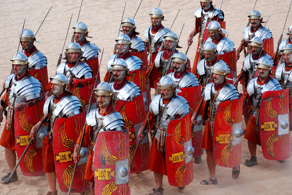رجال أردنيون يرتدون زي الجنود الرومان ضمن مهرجان أقيم في مدينة جرش. الصورة: مونيرد / Shutterstock.com