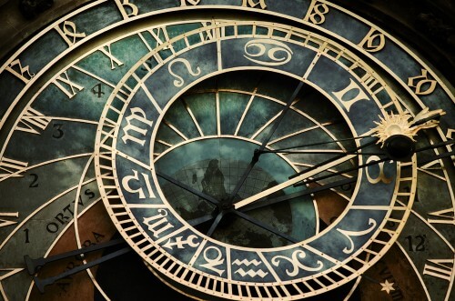 החלק המרכזי של השעון האסטרונומי של פראג, מראה שלושה סוגים שונים של מדידת זמן. צילום: shutterstock