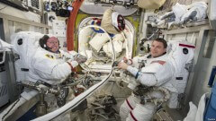 האסטרונאוטים האמריקנים רייד וייסמן (מימין) ובאר וילמור עובדים בתחנת החלל הבינלאומית ב-1 באוקטובר 2014. צילום: נאס"א