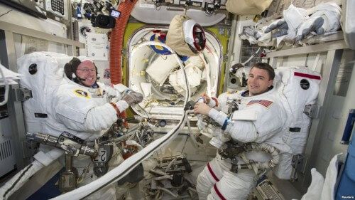 American astronauts Reid Weissman (right) and Beer Wilmore work on the International Space Station on October 1, 2014. Photo: NASA