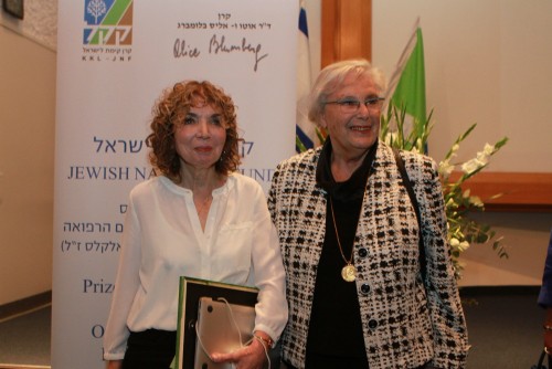 פרופ' מיכל שוורץ וגב' אליס בלומברג בטקס הענקת פרס בלומברג לשוורץ, חוקרת מוח ממכון ויצמן בשנת 2015. צילום: קק"ל