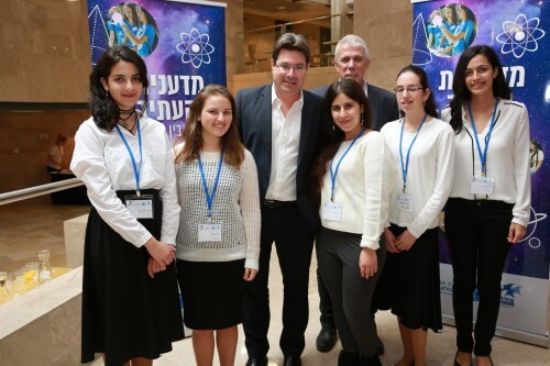 Minister of Science Ofir Akunis and some of the participants of the "Scientists of Tomorrow" project. Photo: Spokesperson of the Ministry of Science