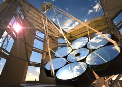 הדמיית אמן של טלסקופ מגלן הענק (GMT) שייבנה על פסגת לאס קמפנס בצ'ילה. הטלסקופ יכלול שבע מראות המסודרות יחד כדי ליצור פני שטח קולטי אור ברוחב של 24 מטרים. צילום Giant Magellan Telescope - GMTO Corporation