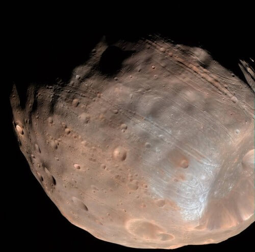 The moon Phobos orbits Mars. In this photograph, the cracks on its surface are clearly visible, which are believed to be the first sign of its expected disintegration. Photo: NASA