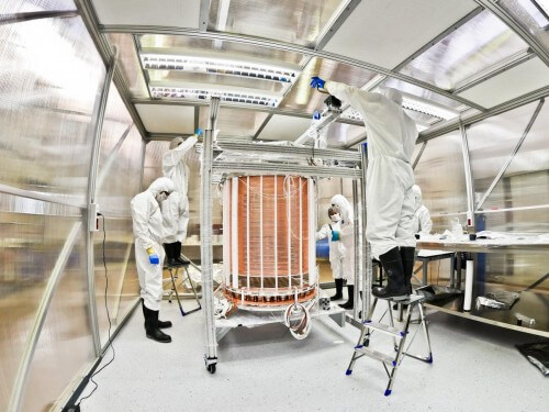 מדענים בלבוש ייעודי עובדים על הקסנון 1 טון TPC. צילום: יח"צ