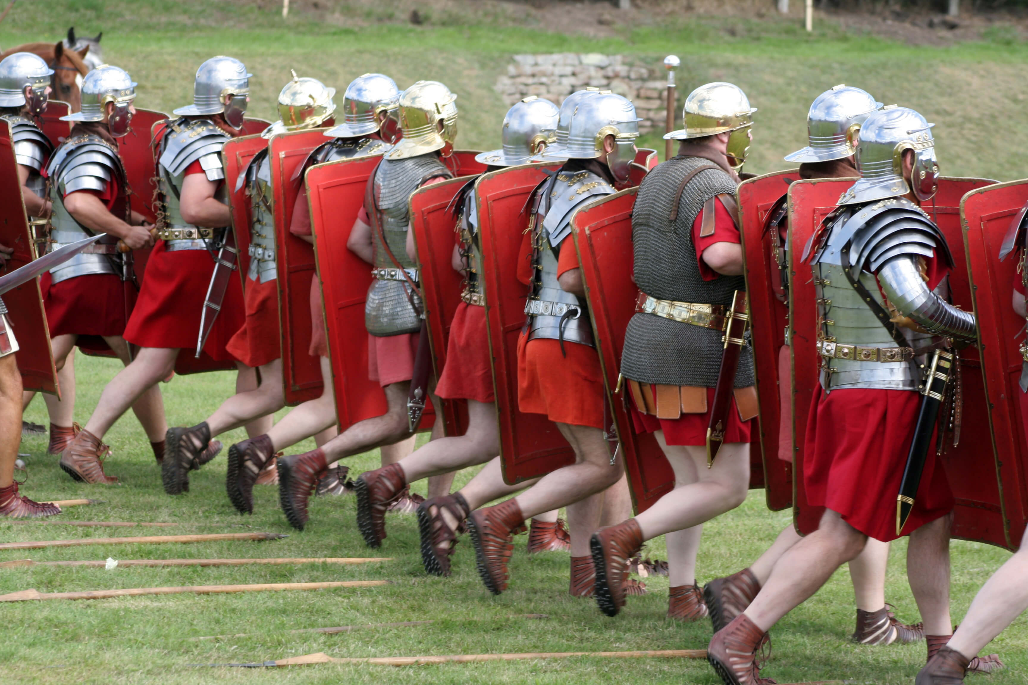 ممثلون يرتدون زي الجنود الرومان أثناء المعركة. الرسم التوضيحي: شترستوك