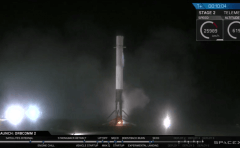 נחיתה רכה של המשגר פאלקון 9, לראשונה בהסטוריה שמשגר חזר מהחלל ונחת בשלום. צילום: SpaceX