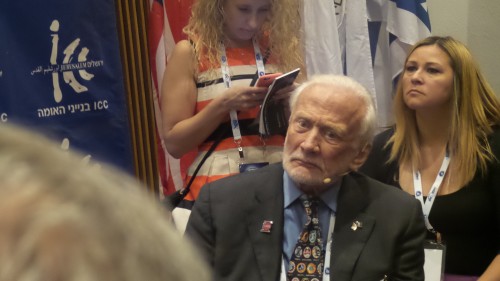 האסטרונאוט לשעבר באז אלדרין במסיבת עיתונאים בכנס החלל של ה-IAC בירושלים, נובמבר 2015. צילום: אבי בליזובסקי