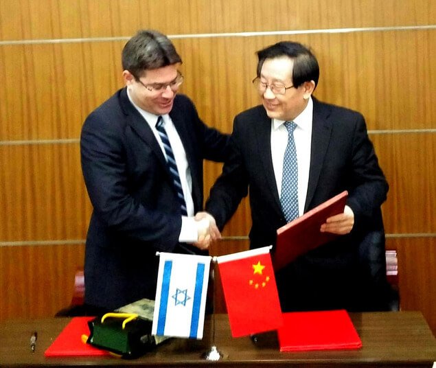 השר אופיר אקוניס עם שר המדע הסיני וואן גאנג במעמד החתימה על ההסכם להשקעות משותפות במחקרים. צילום: יח"צ