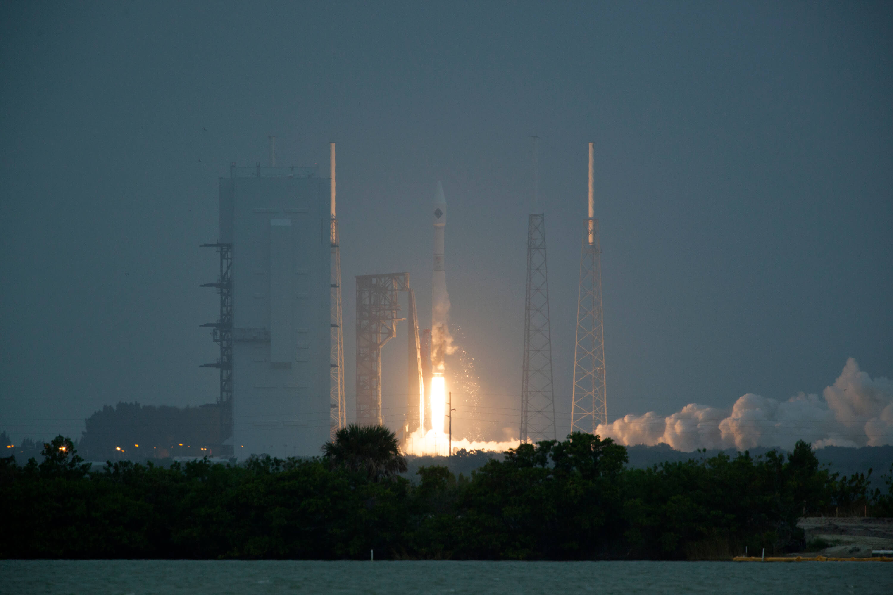 إطلاق مركبة الإمداد الفضائية Cygnus التابعة لشركة Orbital على متن صاروخ ULA Delta V من كيب كانافيرال، 6/12/15. الصورة: ناسا