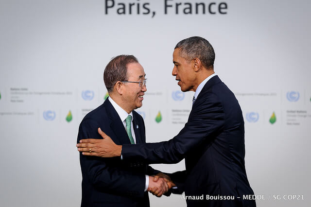 מזכיר האו"ם באן קי-מון ונשיא ארה"ב ברק אובמה (שניהם בינתיים לשעבר) בוועידת האקלים בפריז. צילום: COP PARIS, Flickr