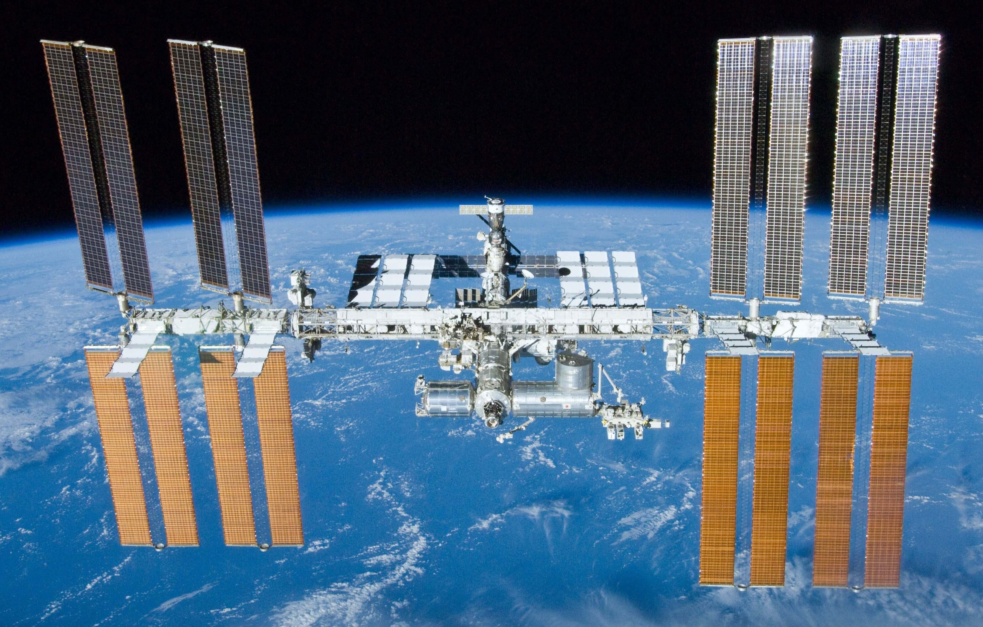 תחנת החלל הבינלאומית, כפי שצולמה ממעבורת החלל אטלנטיס בשנת 2010. מקור: נאס"א.