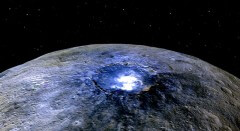 פני השטח של כוכב הלכת הננסי קרס כפי שצילמה החללית DAWN המקיפה אותו. החומר הלבן בתוך המכתש - סוג של מלח. צילום: NASA