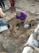 בתמונות: הכתובות, ד"ר חיים כהן ופרופ' מיכל ארצי ליד הכתובת באתר כורסי ליד הכנרת. צילום: ג'ני מונרו (Jennifer Munro)