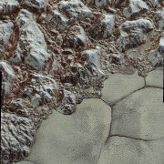 הרים ומישורים על פלוטו כפי שצולמו כ-15 דקות לפני ההתקרבות הגדולה, בתוספת צילום צבע של אותו איזור ברזולוציה יותר נמוכה (בגלל המרחק ממנו צולמה) מאפשרים הצצה לנופים המרהיבים. צילום:NASA/JHUAPL/SwRI