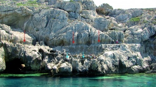 يبحث العلماء عن بقايا الشواطئ القديمة في غرب جزيرة كريت. تشير الأسهم الحمراء والزرقاء إلى الشواطئ القديمة التي تشكلت على مدى 2,000 عام الماضية، والتي يصل ارتفاعها الآن إلى 8 أمتار فوق الماء. الصورة: فاسيلي موسلوبولو GFZ،