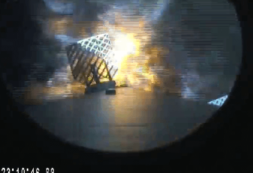 הנחיתה של השלב הראשון של משגר פלקון 9 מזווית ראיה מיוחדת - תחתית המשגר. קרדיט SpaceX