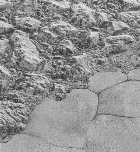הרי אל אדריסי ומישור ספטינק על פלוטו. צילום: החללית ניו הוריזונס של נאס"א