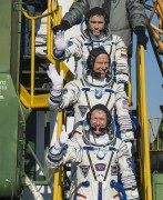 האסטרונאוטים יורי מלנצ'נקו (רוסקוסמוס), טים קופרה (נאס"א) וטים פיק (סוכנות החלל האירופאית - בריטניה). מקור: נאס"א.