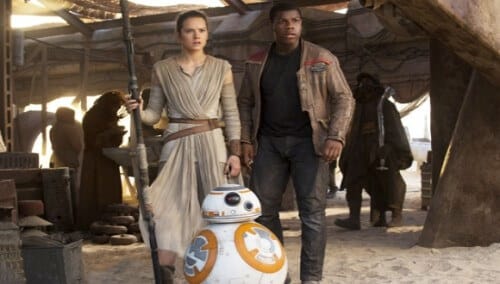 BB-8 والأصدقاء من البشر - صورة من فيلم "The Force Awakens". تصوير: ديفيد جيمس