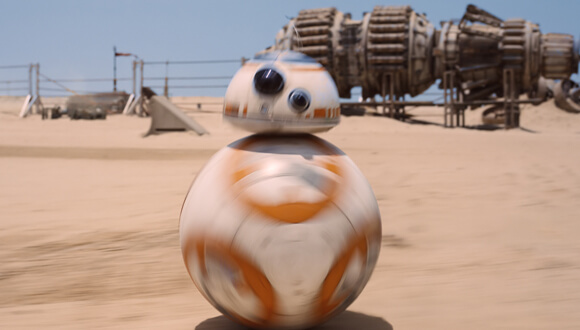 הרובוטית BB-8 בפעולה. תמונה מתוך הסרט "הכוח מתעורר". צילום: David James