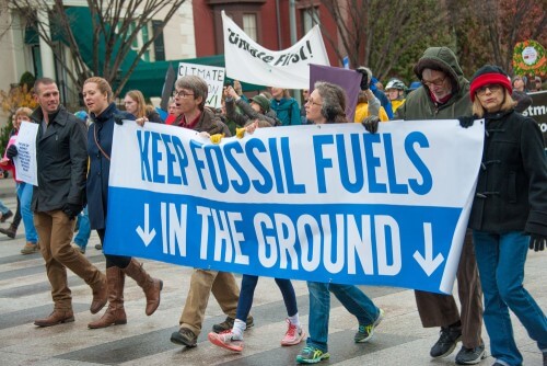 הפגנה בוושינגטון, בעת ועידת האקלים בפריז, קוראים לממשלתם להשאיר את הנפט והגז באדמה. צילום: Rena Schild / Shutterstock.com