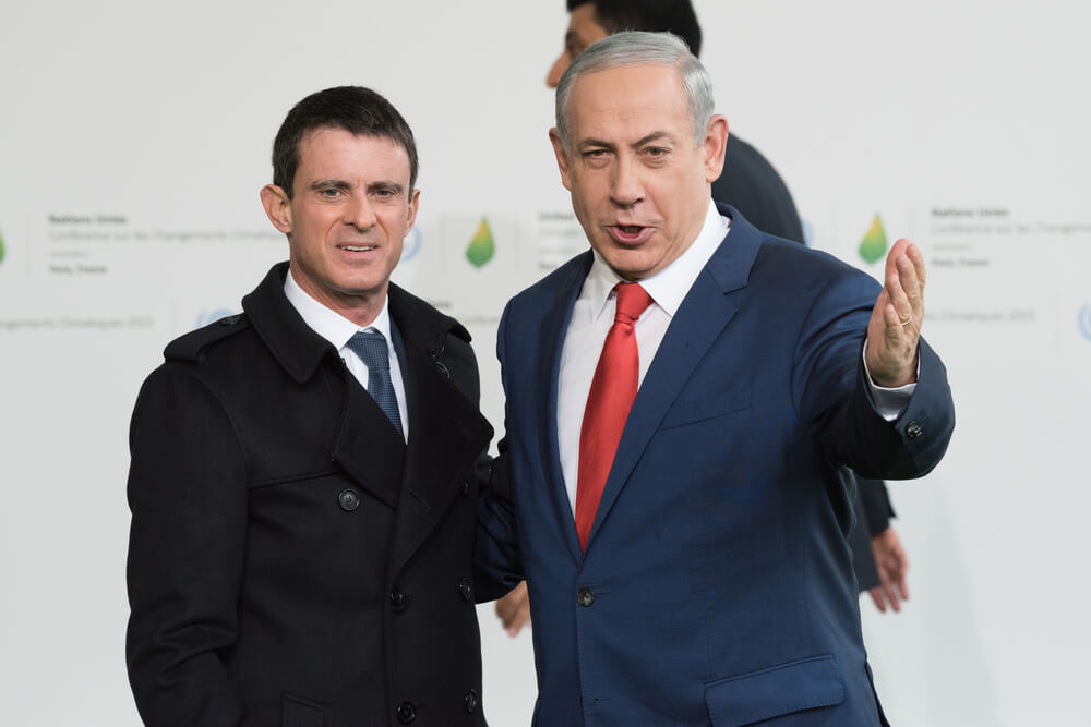ראש ממשלת צרפת מנואל ואלס וראש ממשלת ישראל בנימין נתניהו, בפתח ועידת האקלים בפריז, דצמבר 2015. צילום: Frederic Legrand - COMEO / Shutterstock.com