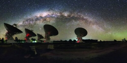 המערך הקומפקטי של CSIRO באוסטרליה תחת אורות הלילה של שביל החלב. צילום: אלכס צ'רנוי