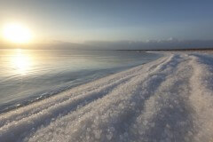 מפלס המים בחלקו הדרומי של ים המלח עולה כל הזמן בגלל פעילות האדם, שהיא שימוש מדינות האזור במי נהר הירדן והפקת האשלג במפעלי ים המלח. צילום: israeltourism, Flickr