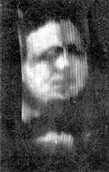 התמונה המפורסמת של שותפו העסקי של ג'ון לוגי ביירד, אוליבר הטצ'ינסון מראה בקירוב כיצד נראו פנים אנושיות בטלוויזיות הראשונות. זה צילום המסך הראשון אי פעם משידור טלוויזיה.