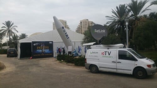 Placing a comet launcher in the Eretz Israel Museum complex in Tel Aviv. Photo: Ministry of Science