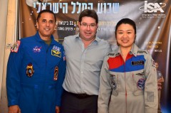 (מימין לשמאל): והאסטרונאוטית הקוריאנית יי סו-יאון, שר המדע אופיר אקוניס, אסטרונאוט נאס"א ג'וזף אקבה. (צילום: רון שלף)