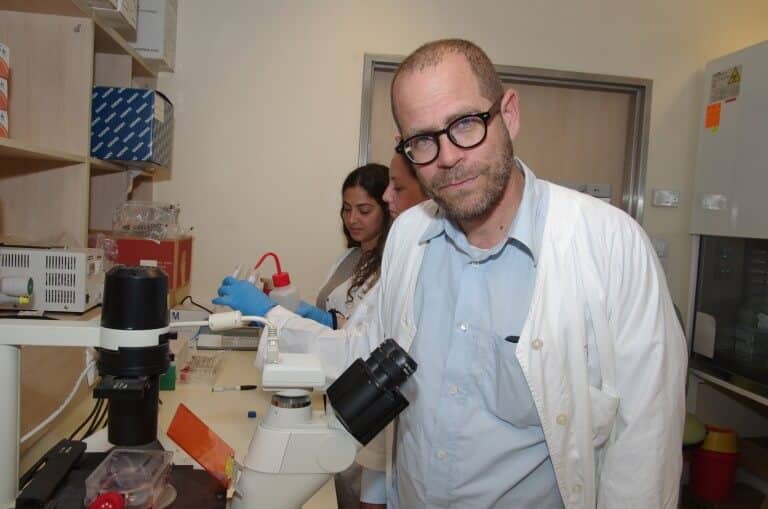 البروفيسور بيني ديكال في المختبر. الصورة: مركز شيبا الطبي