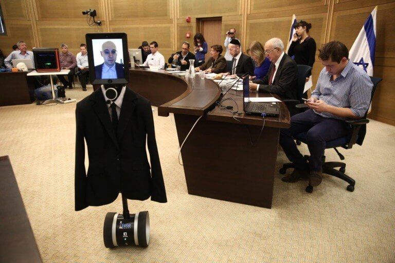 الدكتور سيزانا يحاضر في اللجنة باستخدام الروبوت بوب. تصوير: المتحدث باسم الكنيست