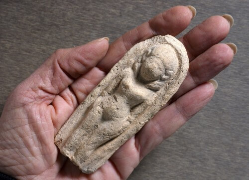 The 3400-year-old statuette. Photo: Clara Amit, courtesy of the Israel Antiquities Authority