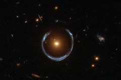 "טבעת אינשטיין", כפי שצילם טלסקופ החלל האבל, היא תופעה של עידוש כבידתי. כאשר מסה מאסיבית עוברת בציר אחד בין גרם שמיים מרוחק יותר ובין כדור הארץ, קרני האור של הגרם המרוחק יותר מתעקמות סביב המסה המאסיבית ויוצרות מבחינת הצופה בכדור הארץ טבעת שמכונה "טבעת אינשטיין". בחינת שינויים קלים בעידוש הכבידתי תאפשר איתור כוכבי לכת סביב כוכב שיוצר עידוש כזה. מקור: נאס"א.