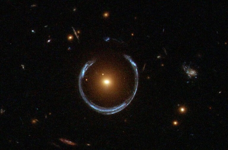 "טבעת אינשטיין", כפי שצילם טלסקופ החלל האבל, היא תופעה של עידוש כבידתי. כאשר מסה מאסיבית עוברת בציר אחד בין גרם שמיים מרוחק יותר ובין כדור הארץ, קרני האור של הגרם המרוחק יותר מתעקמות סביב המסה המאסיבית ויוצרות מבחינת הצופה בכדור הארץ טבעת שמכונה "טבעת אינשטיין". בחינת שינויים קלים בעידוש הכבידתי תאפשר איתור כוכבי לכת סביב כוכב שיוצר עידוש כזה. מקור: נאס"א.
