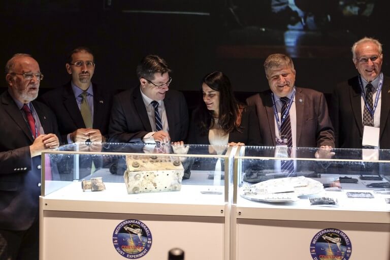 From right to left: Prof. Ze'ev Levin, Director of the Israel Space Agency Menachem Kidron, Rona Ramon, Minister of Science Ofir Akunis, US Ambassador Daniel Shapiro, Chairman of the Israel Space Agency Prof. Yitzhak Ben Israel. (Photo: Yoav Ari Dudkevich)