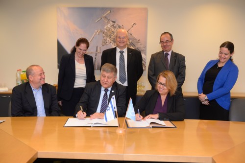 Seated from right to left: Head of the Space Ministry at Umm Simonta di Pipo, Director of the Israel Space Agency Menachem Kidron, Director of the Ministry of Science Peretz Wazen. (Photo: Ministry of Science)