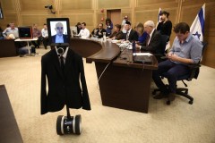 דר צזנה מרצה בוועדה באמצעות הרובוט בוב. צילום: דוברות הכנסת